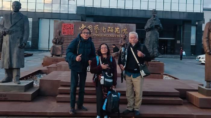 Perwakilan SPWS, Abdul Latief (kiri) Fitri Rachmawau (tengah) dan Haji Safwan (kanan), usai menggelar pertujukan wayang Sasak di gedung Akademi Seni Nasional Beijing, pada 25 November 2024.