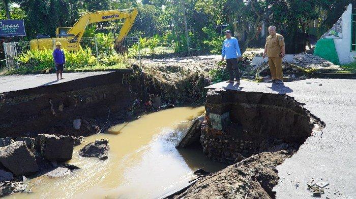 DAMPAK BANJIR - Kepala Dinas PUPR NTB Sadimin saat meninjau jalan rusak yang terdampak banjir Kota Mataram, pada Senin (7/7/2025).