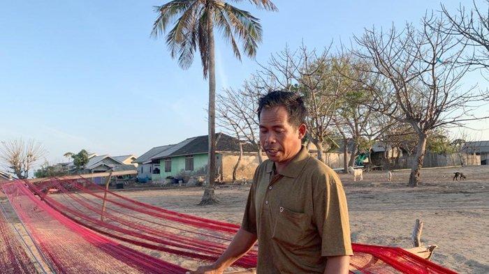 Warga Pulau Maringkik, Lombok Timur, Samtiadi (42) memperbaiki jaring jalanya.