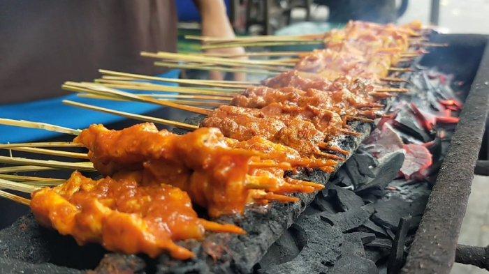 Sate Bulayak sedang dibakar di kawasan Taman Narmada. Sajian kuliner khas Lombok yang bisa dinikmati saat jalan-jalan menikmati wisata Lombok.