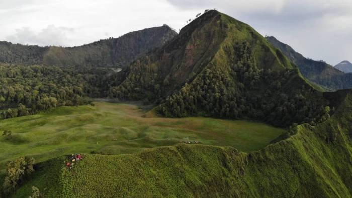 BUKIT SEMBALUN :  Bukit Savana Propok adalah jawabannya. Terletak di kawasan kaki Gunung Rinjani, tepatnya di Desa Bebidas, Kecamatan Wanasaba, Kabupaten Lombok Timur, Nusa Tenggara Barat (NTB), tempat ini jadi destinasi favorit para pecinta alam dan pendaki lokal.