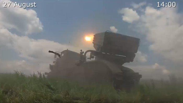 Tangkapan layar saat semburan api sistem TOS-1A Solntsepyok milik Rusia yang menembak posisi benteng pertahanan tentara Ukraina.