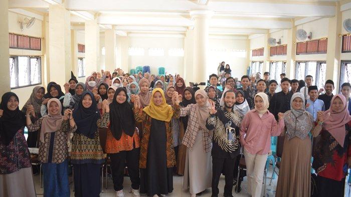 Peserta seminar dan cek kesehatan mental gratis yang diselenggarakan BEM Institut Agama Islam Hamzanwadi Pancor bekerja sama PIK-R MAULANA dan HMPS BKI, Selasa (17/10/2023).