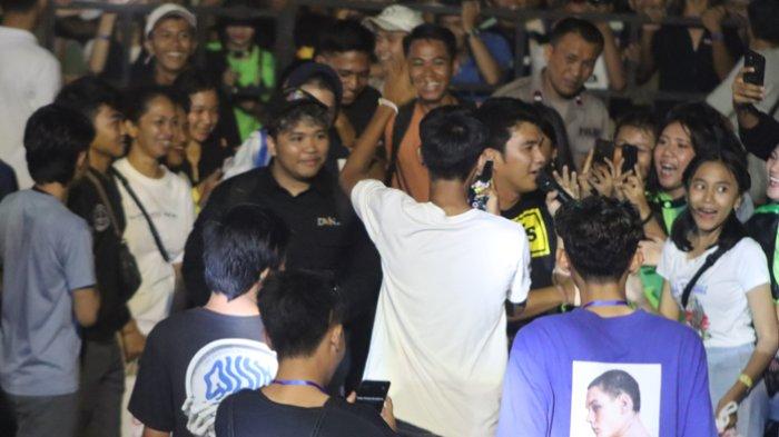 Kemeriahan Sensasi 2023 SMALA di Sasaku, Lombok Barat, Senin (9/10/2023) malam. Aldi Taher, Dj Mahesa, Dj Aksa hingga Amtenar ajak kawula muda bergoyang ria.