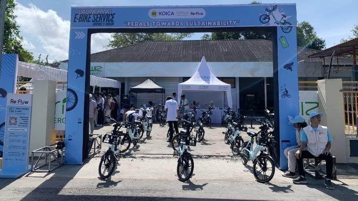 SEPEDA KAMPUS - Deretan e-bike Re:Flow yang kini tersedia di Universitas Mataram. Layanan sepeda ramah lingkungan ini baru saja diresmikan  CEO Gridwiz Energy and Mobility Dr. Shin Seoungha dan Rektor Universitas Mataram  Bambang Hari Kusumo, Kamis (27/2/2025).