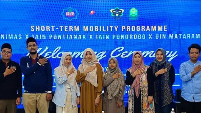 Mahasiswa S3 Universitas Islam Negeri (UIN) Mataram bersama UNIMAS melaksanakan pengabdian internasional di SMAR Al-madrasah Al-islamiah, Serawak, 8 Mei 2024.