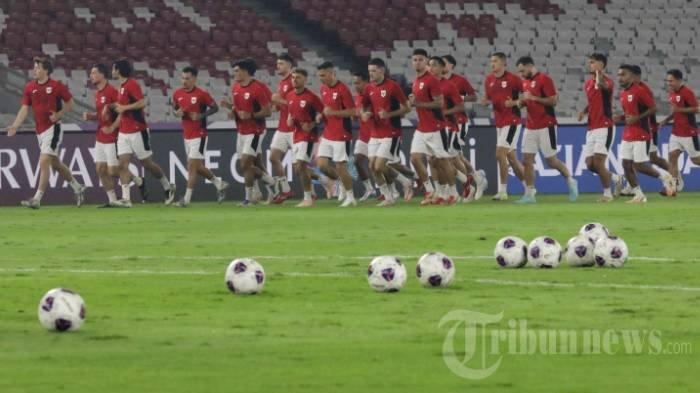 LATIHAN TIMNAS - Sejumlah pesepak bola Timnas Indonesia mengikuti sesi latihan resmi jelang pertandingan Kualifikasi Piala Dunia 2026 di Stadion Utama Gelora Bung Karno, Jakarta, Rabu (4/6/2025).