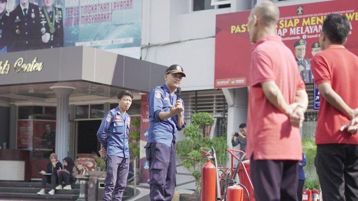 Para pegawai Kanwil Kemenkumham NTB ikut simulasi penanggulangan kebakaran serta kondisi darurat yang menghadirkan tim dari Dinas Pemadam Kebakaran Kota Mataram di lapangan Kanwil Kemenkumham NTB, Jumat (3/11/2023).