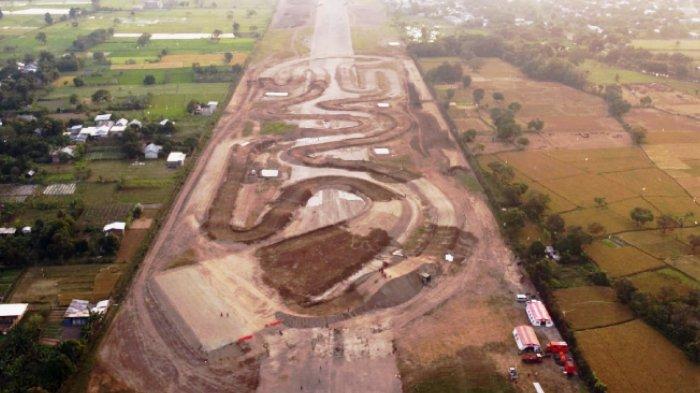 Foto udara lanskap lintasan Sirkuit MXGP Selaparang yang dibangun di atas landasan pacu eks Bandara Selaparang, Kota Mataram.