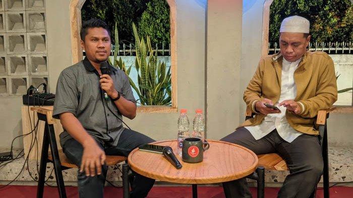 Editor TribunLombok.com, Sirtupillaili (kiri) bersama  Asisten 3 Setda NTB, H Wirawan saat diskusi refleksi 5 tahun Zul Rohmi di Mataram, Selasa (5/9/2023) malam.