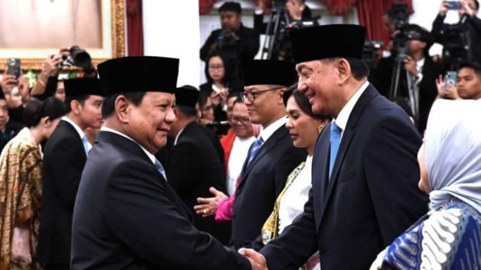 Presiden Prabowo Subianto Memberi salam Sjafrie Sjamsoeddin usai dilantik sebagai Menteri Pertahanan Republik Indonesia untuk periode 2024-2029. Pelantikan tersebut berlangsung di Istana Kepresidenan Jakarta, pada Senin (21/10/2024), Sjafrie Sjamsoeddin resmi sebagai Menteri Pertahanan Republik Indonesia, masuk dalam jajaran Menteri Kabinet Merah Putih periode 2024-2029.