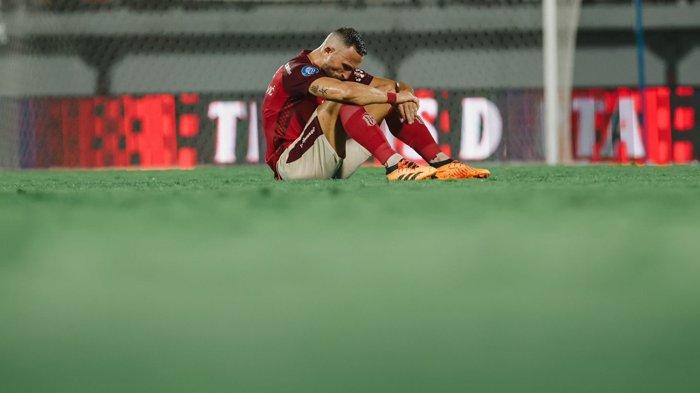 Pemain depan Bali United asal Montenegro, Ilija Spasojevic tertunduk lesu dalam pertandingan melawan RANS Nusantara di Stadion Dipta Gianyar, Bali, Jumat (15/9/2023).