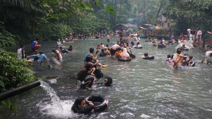Suasana berlibur wisatawan lokal di pemandian Aik Nyet, Lombok Barat.