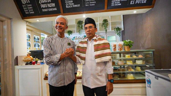 Ketua Harian DPP Partai Perindo TGB HM Zainul Majdi (kanan) bertemu Capres dari PDIP Ganjar Pranowo (kiri) saat makan siang di Rumah Makan Langko, Kota Mataram, Minggu (18/6/2023).