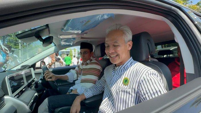 Ketua Harian Nasional Partai Perindo TGB HM Zainul Majdi sopiri Capres Ganjar Pranowo saat bertemu di Mataram, NTB, Minggu (18/6/2023).