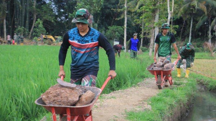 TNI saat sedang bergotong royong bersama masyarakat pada program TMMD ke-121 di Lombok Timur.