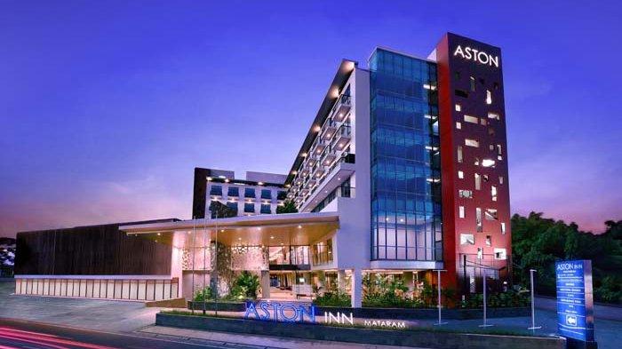 Tampak depan ASTON Inn Mataram.