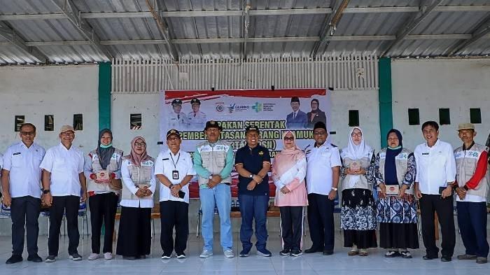 Wakil Bupati Sumbawa Barat Fud Syaifuddin, Masyarakat, AGR, Babinsa, Bhabinkamtibmas, Puskesmas dan siswa sekolah yang juga melakukan Gerakan Serentak Pemberantasan sarang Nyamuk (Gertak PSN) di Kecamatan Seteluk