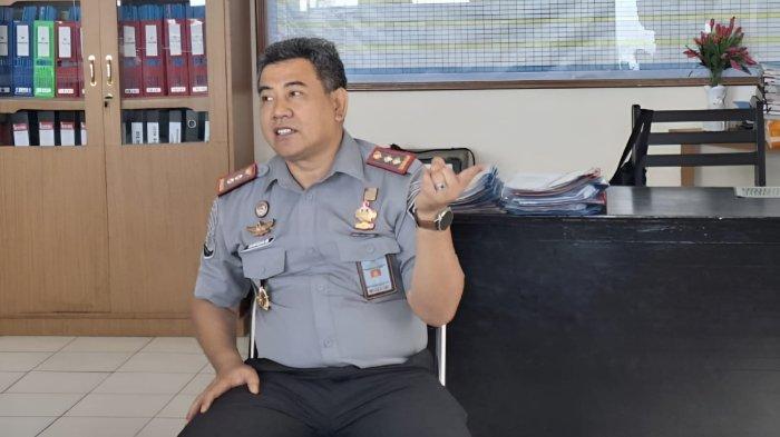 Kalapas Kelas IIB Selong, Ahmad Sihabudin merespons soal isu napi kendalikan bisnis narkoba di balik jeruji penjara.
