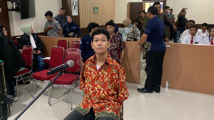 Terdakwa Agus Difabel saat duduk di kursi persidangan Pengadilan Negeri Mataram untuk menjalani sidang dakwaan, Kamis (16/1/2025).