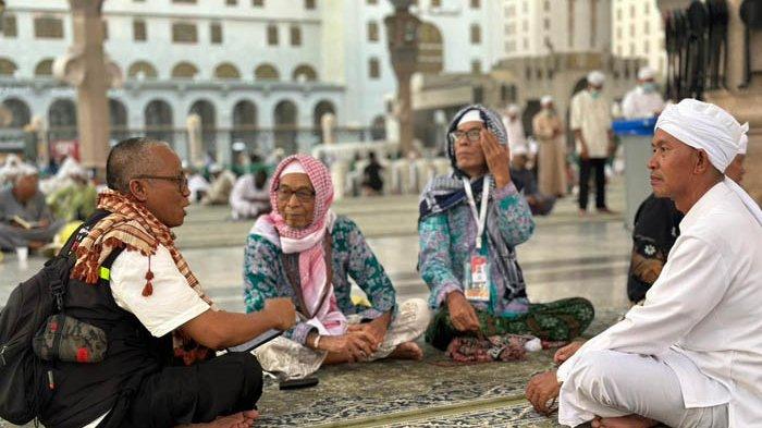 Wartawan Tribun Network, Thamzil Thahir (kiri) saat berbincang dengan  Haji Ayun Saleh Dayu di pelataran pintu 18 Masjid Nabawi, Madinah Al Munawwarah, Kamis (13/7/2023) sore.