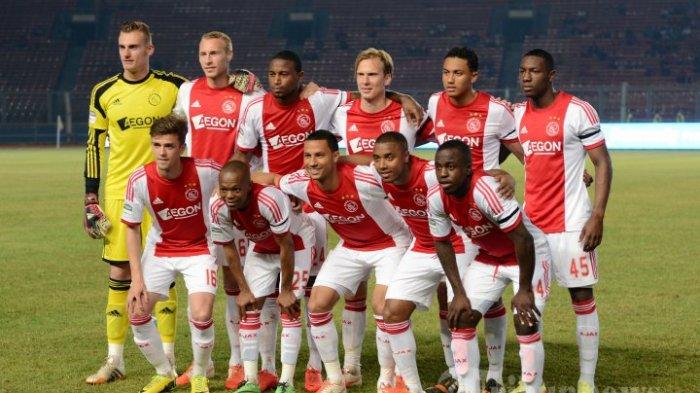 PEMAIN AJAX AMSTERDAM - Tim Ajax Amsterdam berfoto bareng saat sebelum pertandingan persahabatan di Stadion Utama Gelora Bung Karno (SUGBK), Senayan, Jakarta, Minggu (11/5/2014). Tim tuan rumah Persija takluk dari tim tamu Ajax Amsterdam dengan skor 0-3. SUPER BALL/FERI SETIAWAN