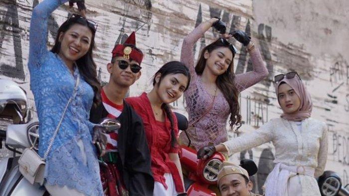 Anak muda memanfaatkan hari kemerdekaan RI dengan keliling Kota Surabaya menggunakan motor Classy Yamaha yaitu Yamaha Fazzio Hybrid-Connected dan Yamaha Grand Filano Hybrid-Connected pada hari Minggu, 20 Agustus 2023. Mereka mengunjungi spot bersejarah di kota pahlawan itu.