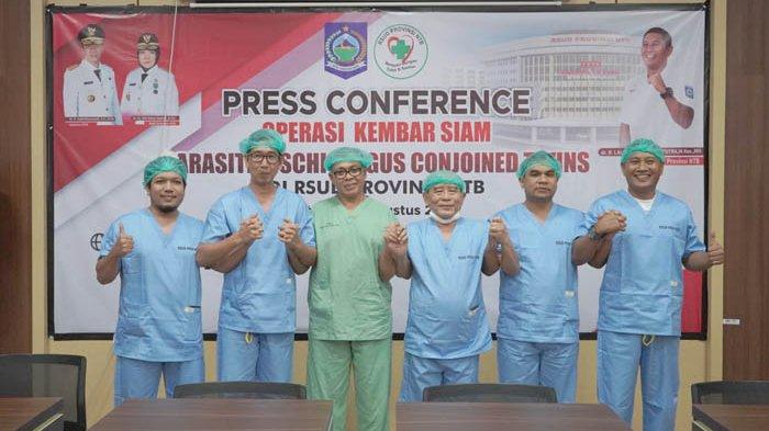 Tim Dokter RSUD Provinsi NTB yang menangani operasi bayi kembar siam berkaki enam asal Lombok Timur, Sabtu (5/8/2023).