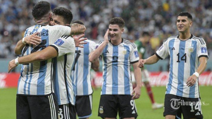 Gelandang Timnas Argentina, #24 Enzo Fernandez (kiri) melakukan selebrasi bersama rekan-rekannya usai mencetak gol kedua timnya dalam laga sepak bola Grup C Piala Dunia 2022 Qatar antara Argentina melawan Meksiko di Stadion Lusail, di Lusail, utara Doha, Qatar, Sabtu (26/11/2022) waktu setempat.
