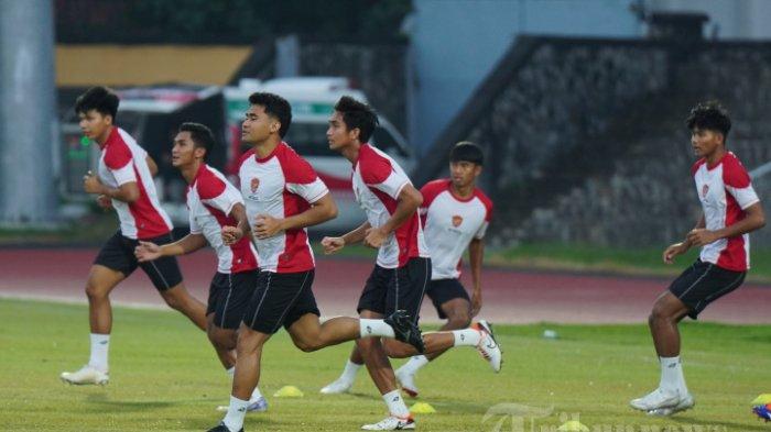 Sejumlah pesepak bola Timnas Indonesia, Asnawi Mangkualam (tengah) dan rekannya melakukan official training di Stadion Sriwedari, Solo, Rabu (11/12/2024) sore. Timnas Indonesia akan menghadapi Laos pada laga kedua penyisihan grup B Piala AFF 2024 sebagai tuan rumah. TRIBUNNEWS/Muhammad Nursina