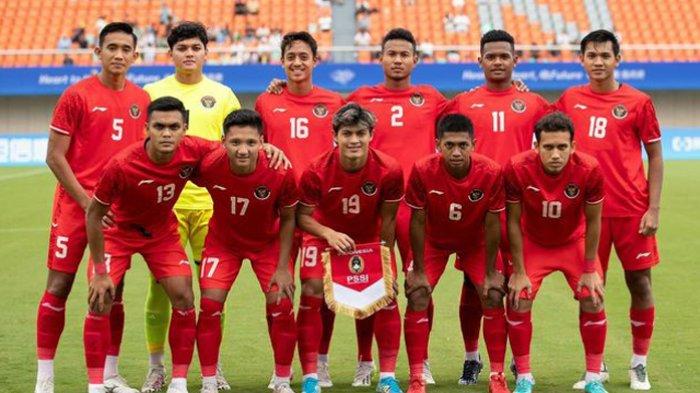 Pemain Timnas Indonesia pose bersama jelang laga versus Taiwan pada Grup F Asian Games 2022 di Zhejiang Normal University East Stadium, Jinhua, China, Kamis (21/9/2023) sore.