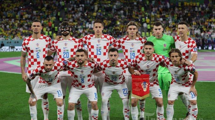 Para pemain tim Kroasia berpose sebelum pertandingan babak perempat final Piala Dunia Qatar 2022 antara Kroasia dan Brasil di Stadion Education City di Al-Rayyan, sebelah barat Doha, pada 9 Desember 2022.