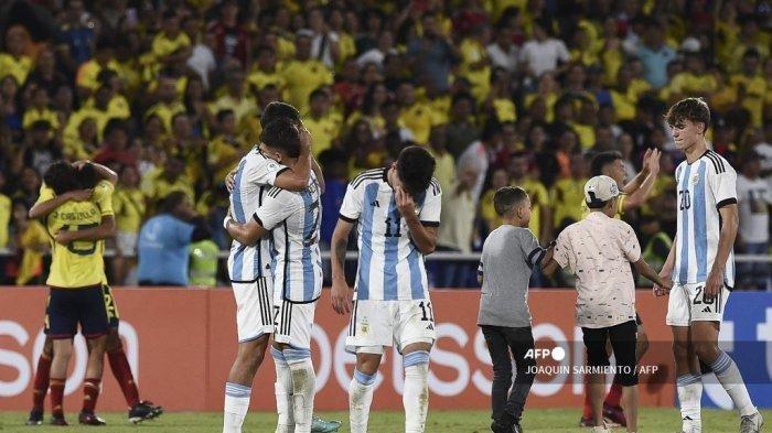 Para pemain Argentina bereaksi setelah kalah dalam pertandingan sepak bola putaran pertama grup A U20 Amerika Selatan melawan Kolombia di Stadion Pascual Guerrero di Cali, Kolombia, pada 27 Januari 2023.
