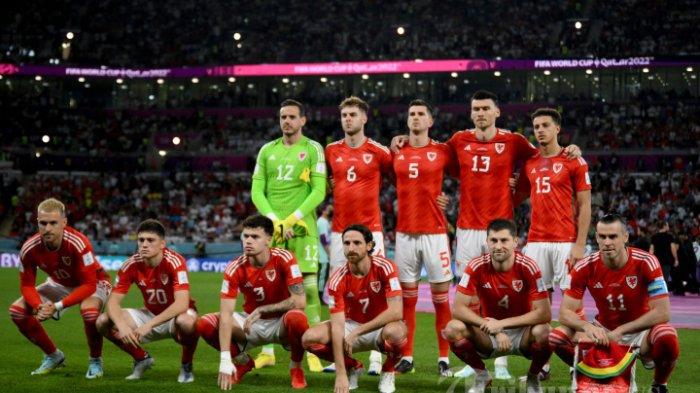 Para pemain timnas Wales berpose dalam laga sepak bola Grup B Piala Dunia 2022 Qatar antara Wales melawan Inggris di Stadion Ahmad Bin Ali, di Al-Rayyan, barat Doha, Qatar, Selasa (29/11/2022) waktu setempat.