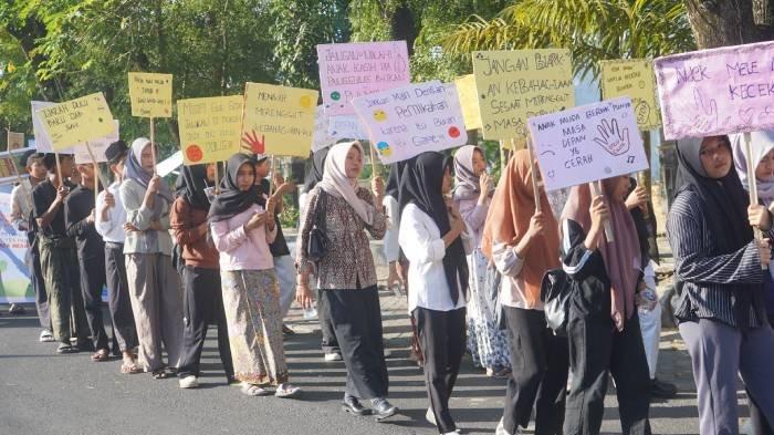 HARI ANAK NASIONAL - Dalam rangka memperingati Hari Anak Nasional (HAN) 2025, ratusan anak dari berbagai desa di Lombok Tengah turun ke jalan menyuarakan penolakan terhadap praktik perkawinan anak, Minggu (27/7/2025).