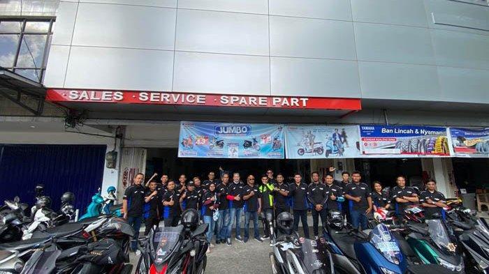 Sebanyak 25 anggota komunitas motor Yamaha Riders Federation Indonesia NTB pose di depan Yamaha SIP Motor di Jalan Sandubaya, Kota Mataram sebelum touring ke Mandalika,  Sabtu (15/7/2023).