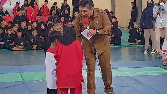 Kepala Dinas Pemuda dan Olahraga  Provinsi Nusa Tenggara Barat Tri Budiprayitno berdialog dengan pesilat usia dini saat acara pembukaan kejuaraan Pencak Silat Open Tournament Gubernur Cup NTB II di Mataram, Senin (24/7/2023).