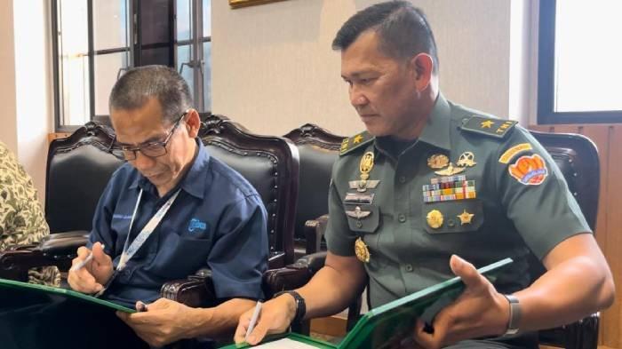 CEO Tribun Network Dahlan Dahi (kiri) bersama Kepala Dinas Penerangan TNI AD Brigjen TNI Kristomei Sianturi (kanan) meneken kerja sama literasi digital bagi anggota TNI AD, Senin (22/1/2024).