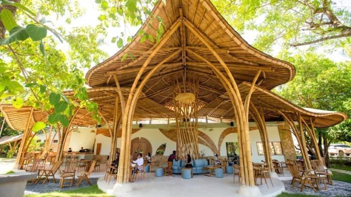 Tampak depan Tropik Resort Lombok di kawasan wisata Pantai Selong Belanak, Lombok Tengah.