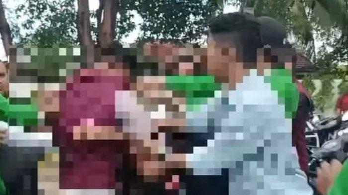 Tangkapan layar mahasiswa Universita Muhammadiyah Bima saat dikeroyok. Pemukulan ini diduga buntut orasi sejumlah mahasiswa menuntut kenaikan SPP dan melarang mahasiswa tidak boleh mengikuti ujian jika tidak memiliki kartu ujian.