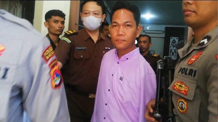 VONIS AGUS - Terdakwa kasus kekerasan seksual I Wayan Agus Swartama usai mendengar vonis hakim Pengadilan Negeri Mataram, Selasa (27/5/2025). KDD pastikan semua hak disabilitas selama di Lapas terpenuhi.