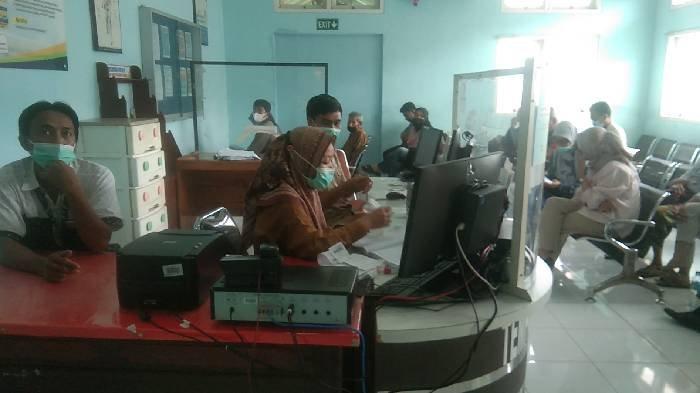 Wakil Direktur Pelayanan RSUD dr R. Soedjono Selong, dr Ahmad Bardan Salim saat memantu jalannya Medical Cek Up, Senin (6/1/2025)