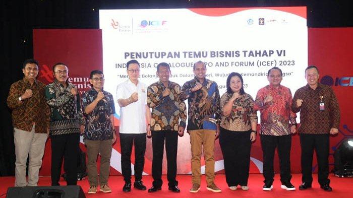 Wakil Menteri Hukum dan Hak Asasi Manusia, Edward Omar Sharif Hiariej pose bersama saat menutup kegiatan Temu Bisnis Tahap VI di Jakarta International  Expo, Jakarta, Sabtu (5/8/2023).