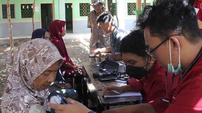 Wapala FH Unram mengadakan kemah bakti lingkungan di Dusun Labuan Petung,  Sekotong Barat, Kabupaten Lombok Barat. Kegiatan mereka antara lain pengibaran bendera Merah Putih di Tebing Semelar pada ketinggian 150 mdpl, cek kesehatan masyarakat secara gratis yang dibarengi khitanan massal.