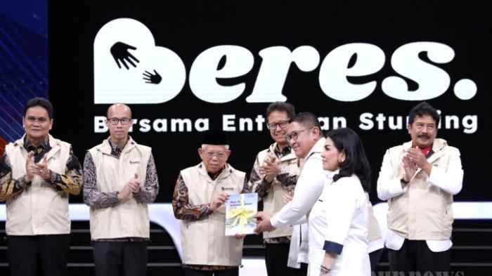 Wakil Presiden Ma'ruf Amin menerima buku dari Plh Ketua Umum Kadin Indonesia Yukki N. Hanafi saat acara Pencanangan Insiatif Gotong Royong Untuk Pengentasan Stunting dan Kemiskinan Ekstrem di Jakarta, Kamis (26/10/2023). Kompas Gramedia bersama Tribun Network dan Kadin mencanangkan gerakan Bersama Entaskan Stunting (BERES) dan penghargaan akselerator penurunan stunting dan kemiskinan ekstrem.