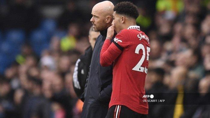 Winger Manchester United Jadon Sancho (kanan) berbicara dengan pelatihnya Erik ten Hag (kiri) selama pertandingan sepak bola Liga Premier Inggris melawan Leeds di Elland Road, pada 12 Februari 2023.