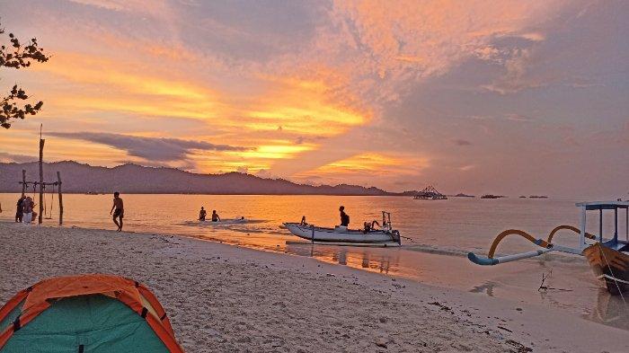 Potret sunset di Gili Kedis, pulau mungil dengan keindahan eksotis.