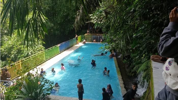 TEMPAT WISATA: Sejumlah pengunjung nampak menikmati wisata Pancor Datok di Desa Aik Dewa, Kamis (3/4/2025).