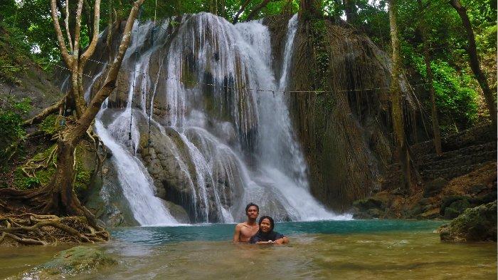 Wisatawan saat mandi di Ari terjun Kalela yang berada di Desa Jereweh, Kecamatan Jereweh, Kabupaten Sumbawa Barat, NTB.