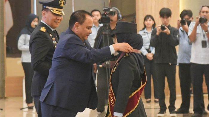 Sekretaris Jenderal Kemenkumham, Komjen Pol. Andap Budhi Revianto dalam upacara wisuda bagi pegawai Kemenkumham yang memasuki masa purnabakti di Graha Pengayoman Kemenkumham, Jakarta, Senin 7 Agustus 2023. Dalam periode 1 September 2022 - 1 Agustus 2023 tercatat 1.288 pegawai yang pensiun.